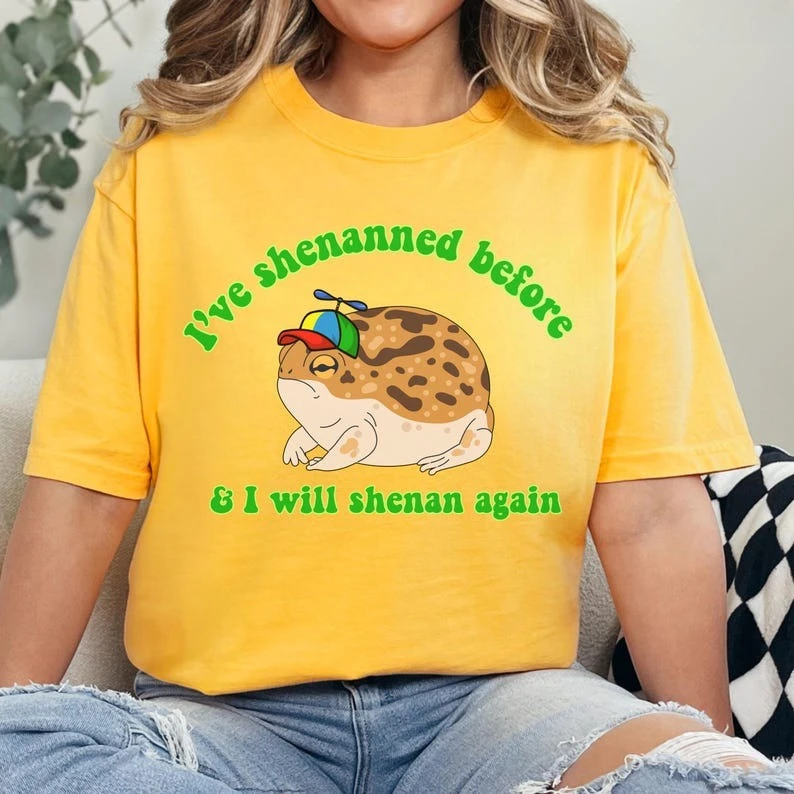 Забавная комфортная рубашка с лягушкой Shenanigans Desert Rain Frog I've Shenanned Before & I Will Shenan Again Ретро футболка Повседневные женские топы
Забавная комфортная рубашка с лягушкой Shenanigans Desert Rain Frog I've Shenanned Before & I Will Shenan Again Ретро футболка Повседневные женские топы