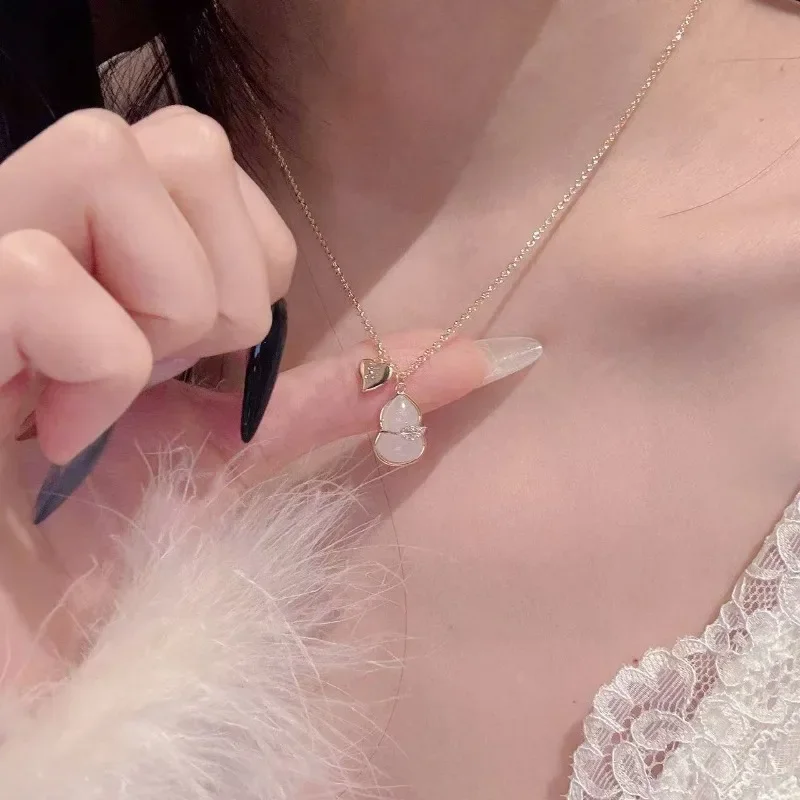 Fulu Gourd Necklace New White Jade Glazed Collarbone Chain Light Luxury High-end Jewelry Exquisite Temperament Necklace
Fulu Gourd Necklace New White Jade Glazed Collarbone Chain Light Luxury High-end Jewelry Exquisite Temperament Necklace