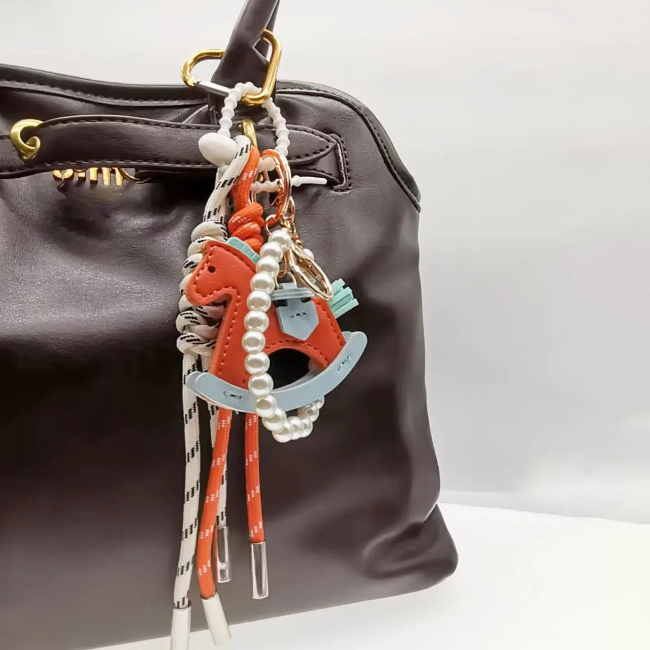 Ita сумка аксессуары сумка подвески жемчужное ожерелье кулон для сумки hermes женская сумка кошелек брелок мужской рюкзак украшение цепочка
Ita сумка аксессуары сумка подвески жемчужное ожерелье кулон для сумки hermes женская сумка кошелек брелок мужской рюкзак украшение цепочка