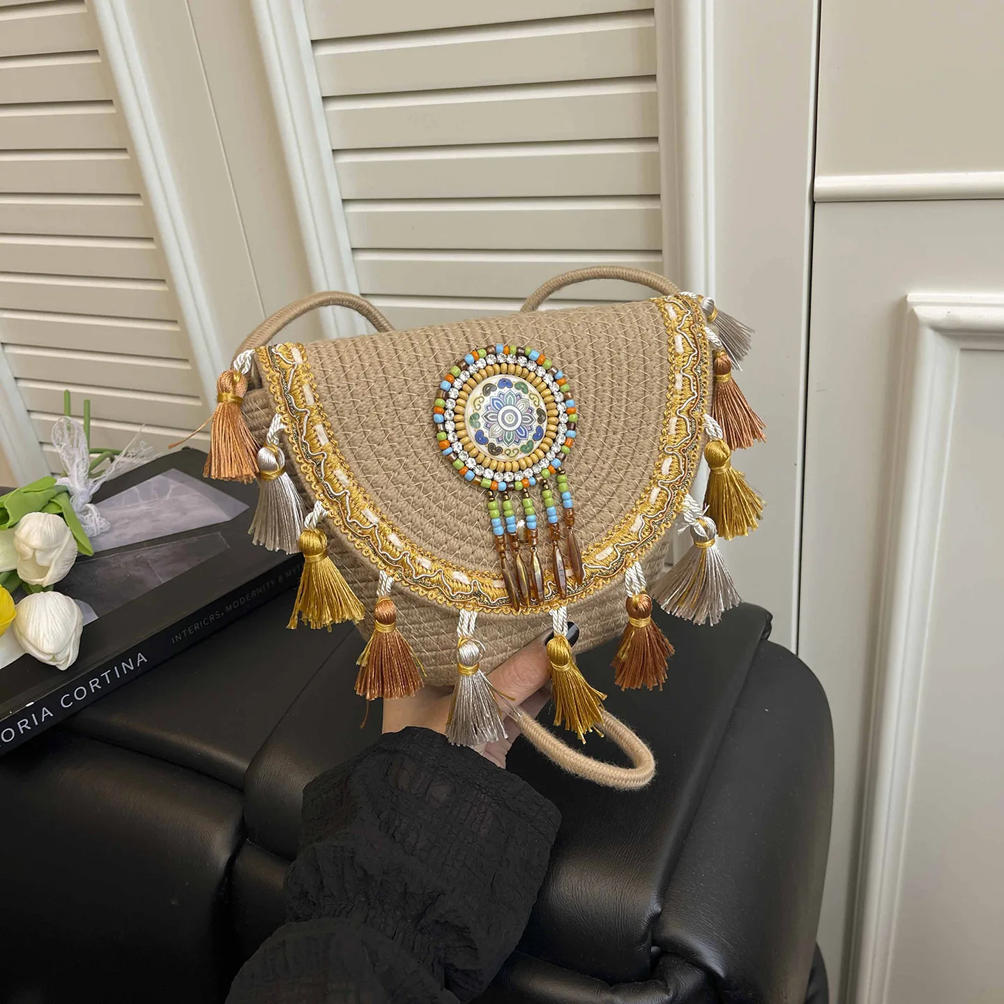 Fashion Tassel Straw Woven Shoulder Bags for Women Bohemian Outdoor Travel Ladies Flap Crossbody Bag Ethnic Style Bucket Handbag
Fashion Tassel Straw Woven Shoulder Bags for Women Bohemian Outdoor Travel Ladies Flap Crossbody Bag Ethnic Style Bucket Handbag
