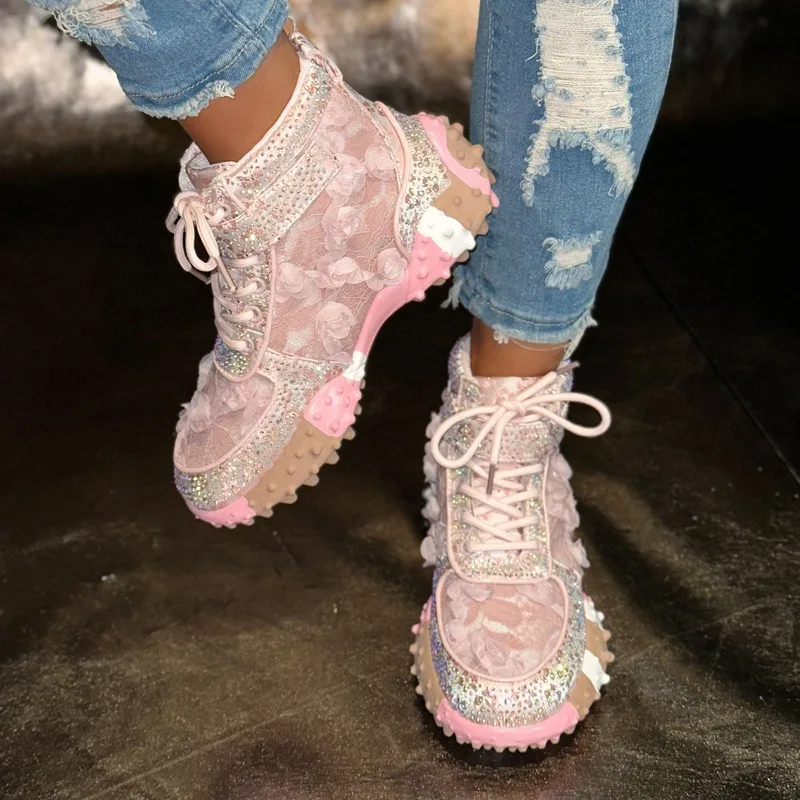 Роскошные женские кроссовки на высокой платформе с дизайнерскими стразами и шнуровкой, модные женские уличные спортивные туфли с защитой от скольжения
Роскошные женские кроссовки на высокой платформе с дизайнерскими стразами и шнуровкой, модные женские уличные спортивные туфли с защитой от скольжения