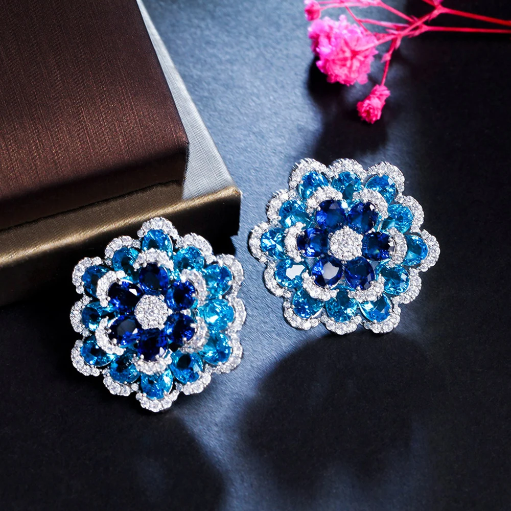 BeaQueen изысканные синие серьги-гвоздики с фианитом Micro Pave с большим цветком для женщин юбилейные вечерние украшения праздничный подарок E715
BeaQueen изысканные синие серьги-гвоздики с фианитом Micro Pave с большим цветком для женщин юбилейные вечерние украшения праздничный подарок E715