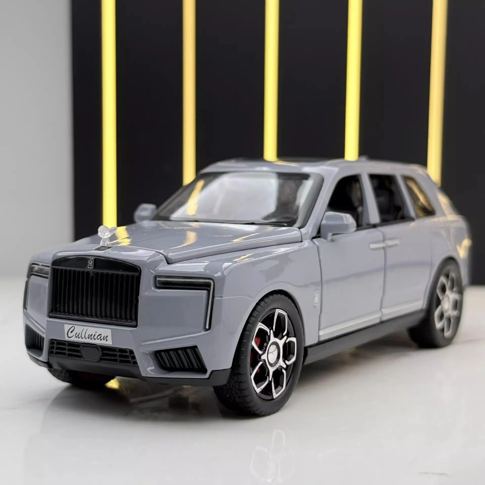 1:32 Cullinan Luxy SUV Alloy Car Model Diecast Metal Toy Vehicles Car Model Sound and Light Simulation Children Gift
1:32 Cullinan Luxy SUV Alloy Car Model Diecast Metal Toy Vehicles Car Model Sound and Light Simulation Children Gift