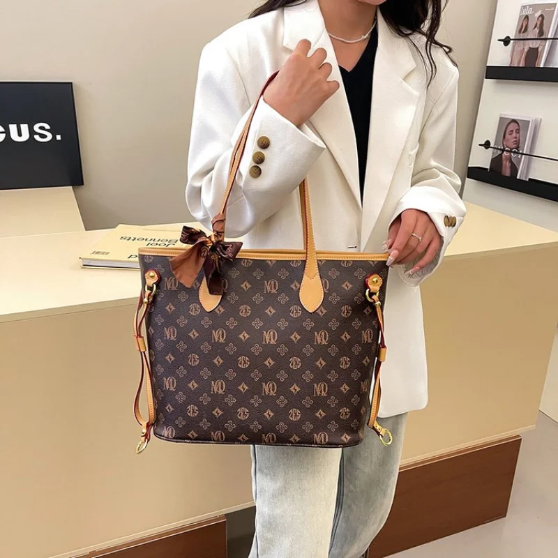 Известная дизайнерская кожаная женская большая сумка Элитный бренд Популярная классическая изысканная строчка Элегантная винтажная пригородная сумка  
Известная дизайнерская кожаная женская большая сумка Элитный бренд Популярная классическая изысканная строчка Элегантная винтажная пригородная сумка 