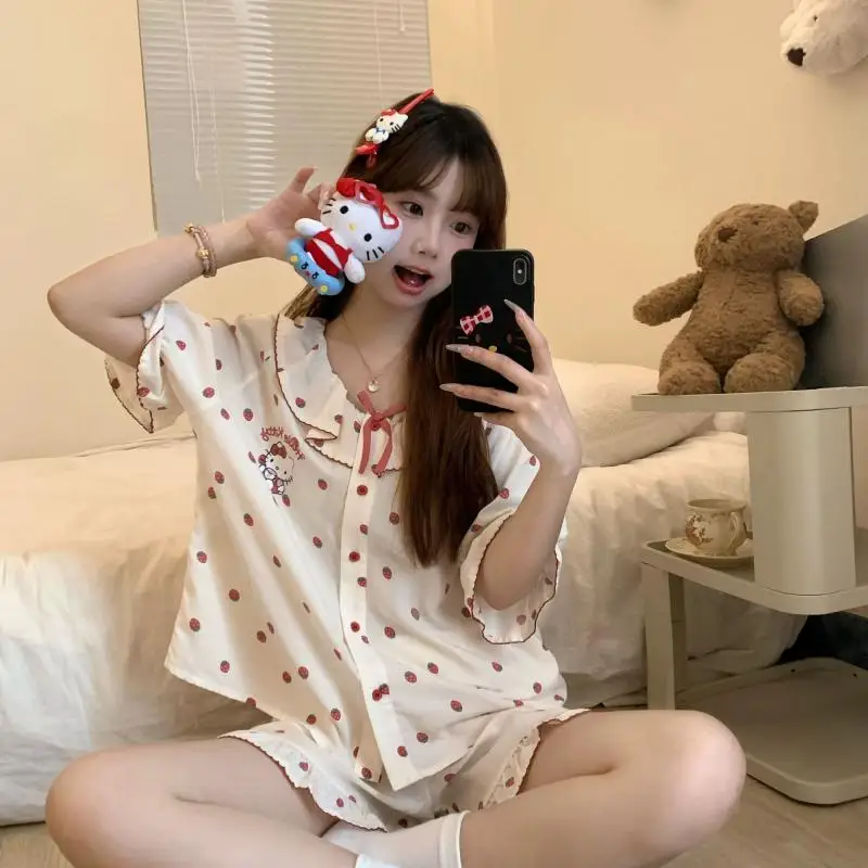 Sanrio, новый стиль, пижамы, 2 шт., Hello Kitty, шорты высокого качества с героями мультфильмов, шорты для девочек, студентов, летняя горячая свободная кавайная домашняя одежда
Sanrio, новый стиль, пижамы, 2 шт., Hello Kitty, шорты высокого качества с героями мультфильмов, шорты для девочек, студентов, летняя горячая свободная кавайная домашняя одежда