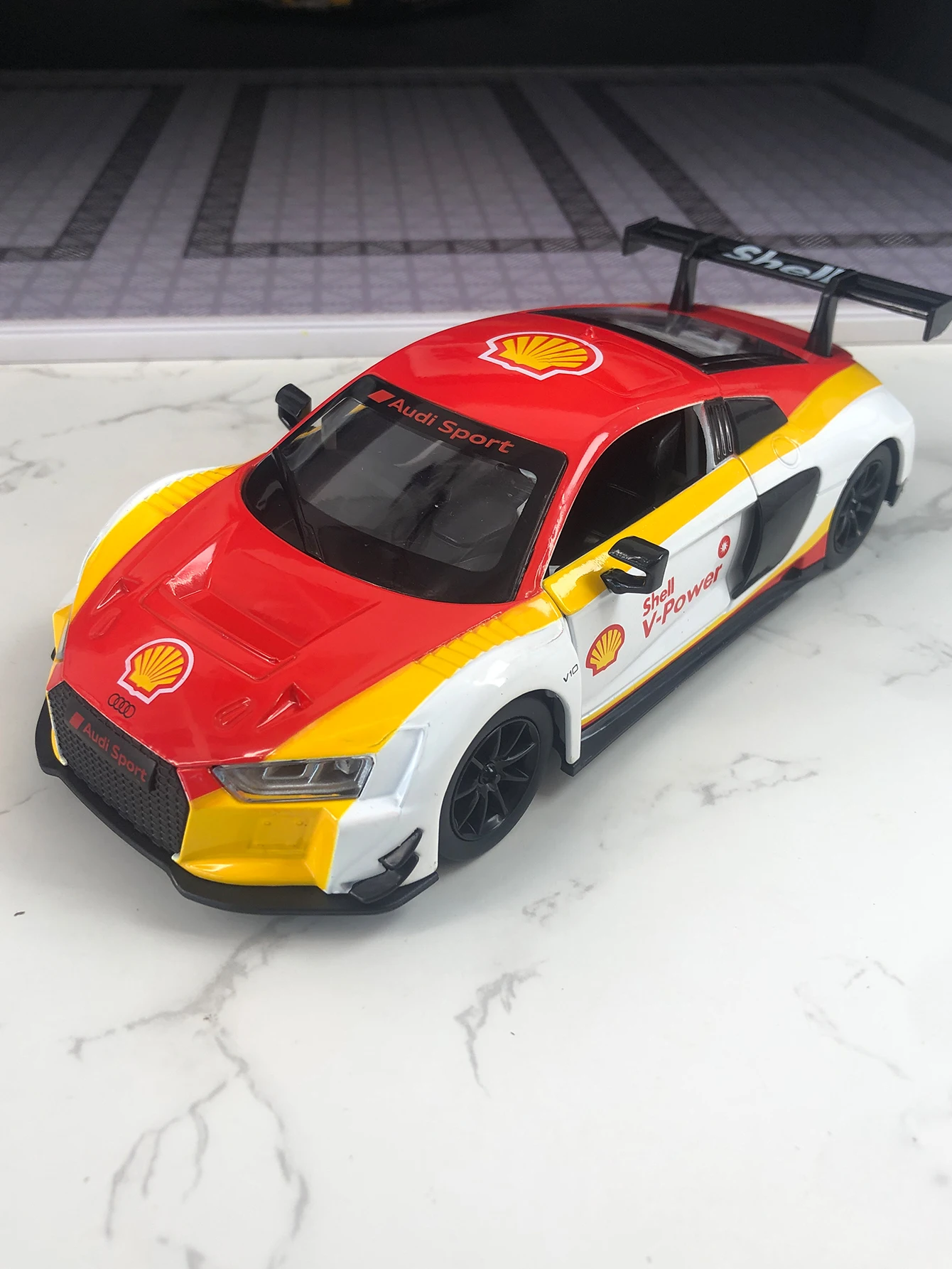 CCA 1:24 simulation zinc alloy Audi R8 LMS model car, static ornament, metal collectible gift car
CCA 1:24 simulation zinc alloy Audi R8 LMS model car, static ornament, metal collectible gift car