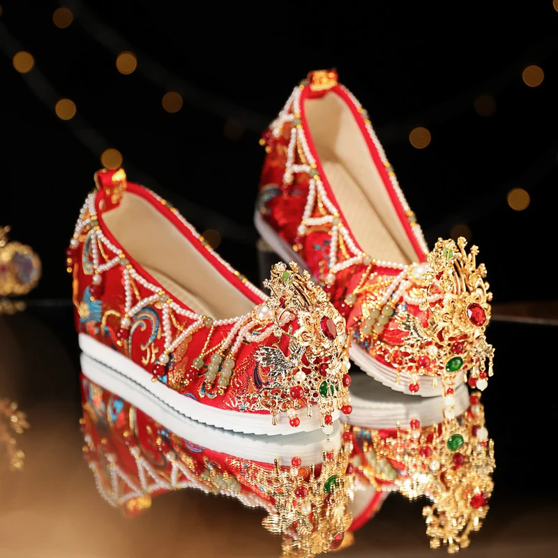 Handmade Chinese Red Xiuhe Wedding Shoes Ancient Style Height Increasing Insole Hanfu Female Bride Embroidered
Handmade Chinese Red Xiuhe Wedding Shoes Ancient Style Height Increasing Insole Hanfu Female Bride Embroidered