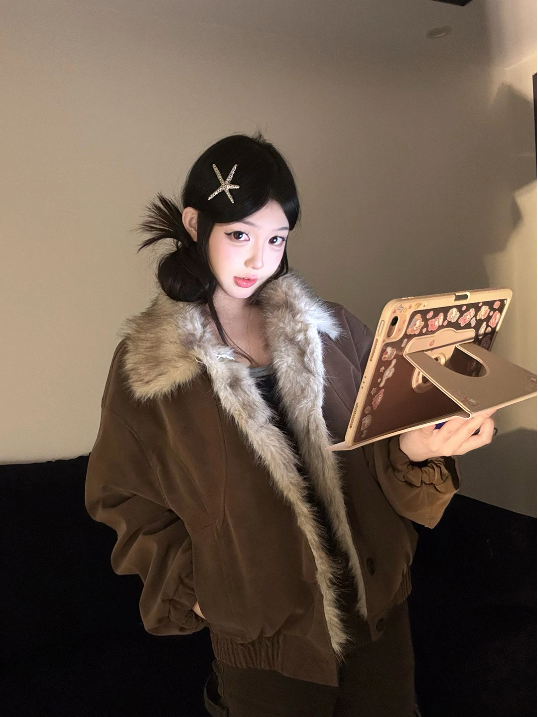 Мужская зимняя куртка Cé Brown из замши с утеплением, в американском ретро-стиле, с хлопковым утеплителем, меховым воротником и вставками из кожи и меха
Мужская зимняя куртка Cé Brown из замши с утеплением, в американском ретро-стиле, с хлопковым утеплителем, меховым воротником и вставками из кожи и меха