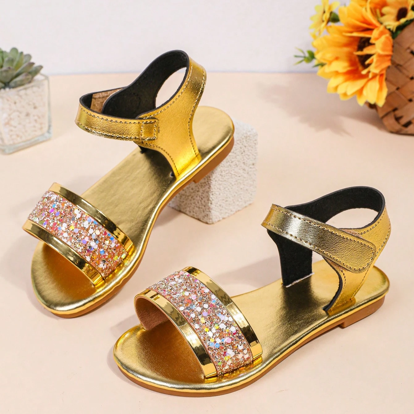 Toddler Girls Metallic Leather Sandals 2026 New Summer Kids Open-toe Beach Sandals Non-slip Simple Classic School Barefoot Shoes
Toddler Girls Metallic Leather Sandals 2026 New Summer Kids Open-toe Beach Sandals Non-slip Simple Classic School Barefoot Shoes