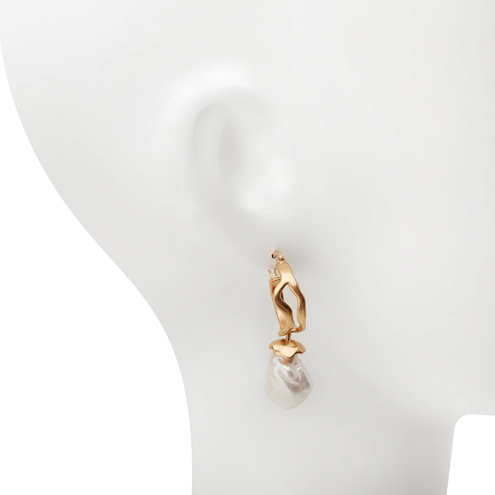 AB Natural Baroque pearl copper gold plated light luxury earrings for women.
AB Natural Baroque pearl copper gold plated light luxury earrings for women.