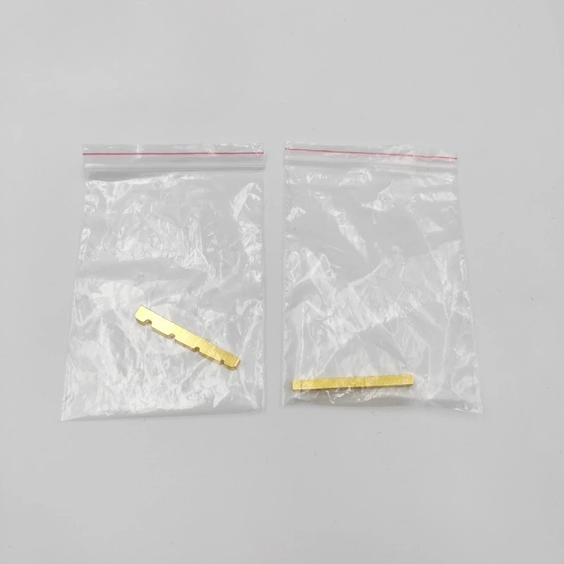 4-струнная и 6-струнная бас-гитара, латунная гайка, латунное седло с предварительно вырезанными пазами для лучшего резонанса, направляющая для струн
4-струнная и 6-струнная бас-гитара, латунная гайка, латунное седло с предварительно вырезанными пазами для лучшего резонанса, направляющая для струн