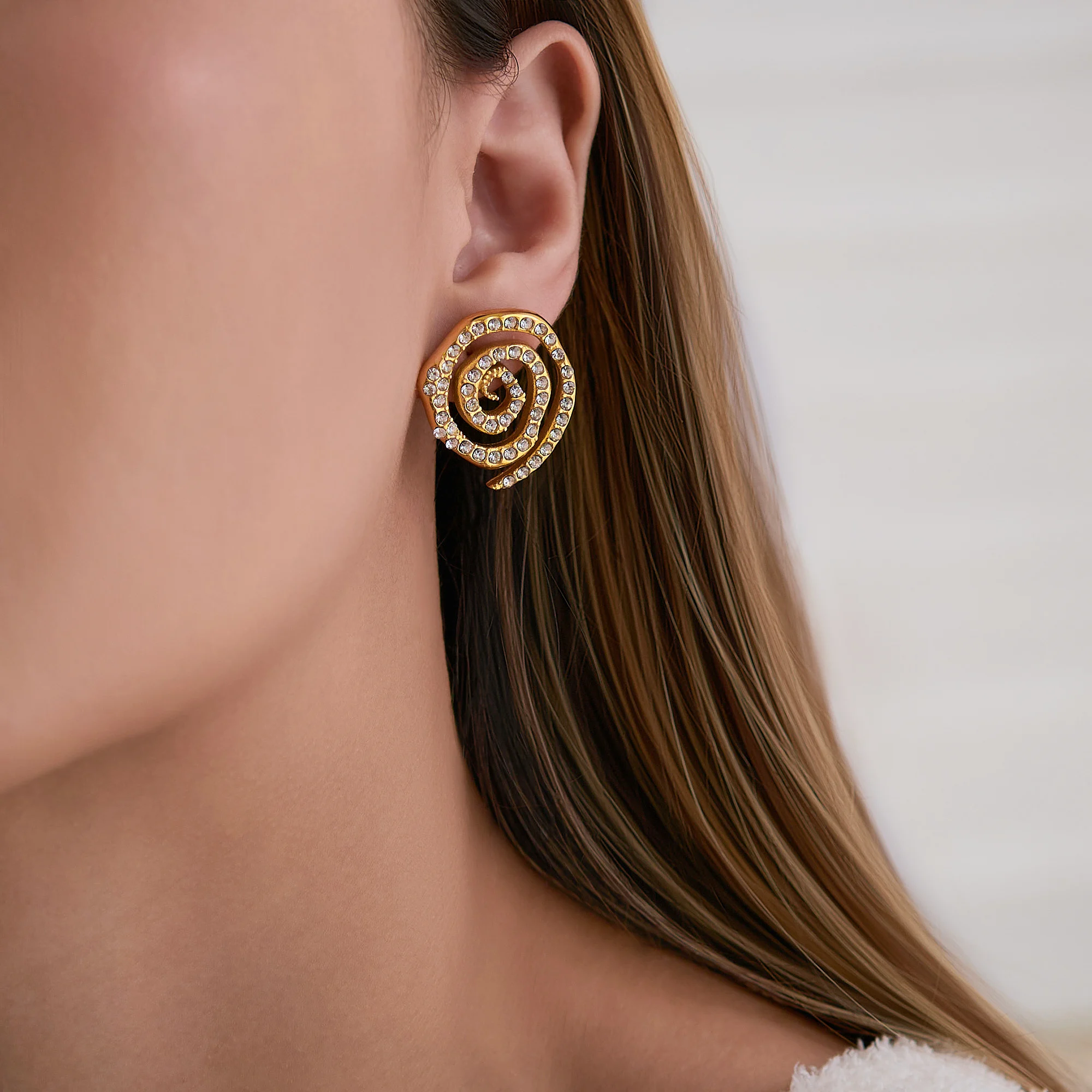 DASEIN 18k Gold Plated Vintage Iced Out Zircon Vortex Spiral Earrings Hypoallergenic Stainless Steel Jewelry Accessories Women
DASEIN 18k Gold Plated Vintage Iced Out Zircon Vortex Spiral Earrings Hypoallergenic Stainless Steel Jewelry Accessories Women