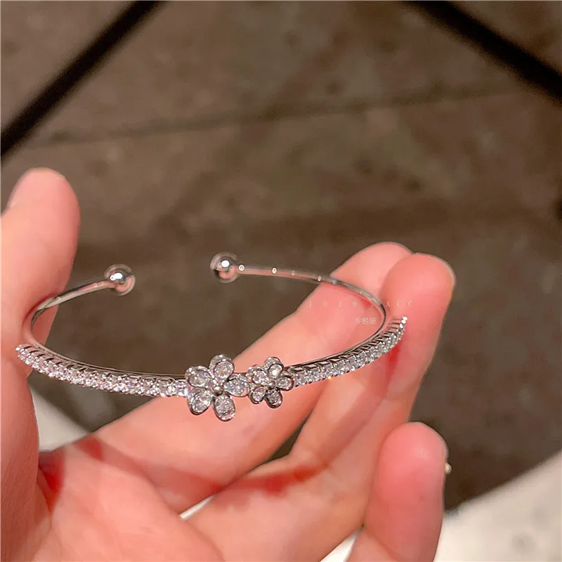 CC тонкий открытый браслет женские аксессуары маленький цветок в форме 14 К позолоченные браслеты-манжеты с блестящим цирконием Bijoux ювелирные изделия J280
CC тонкий открытый браслет женские аксессуары маленький цветок в форме 14 К позолоченные браслеты-манжеты с блестящим цирконием Bijoux ювелирные изделия J280
