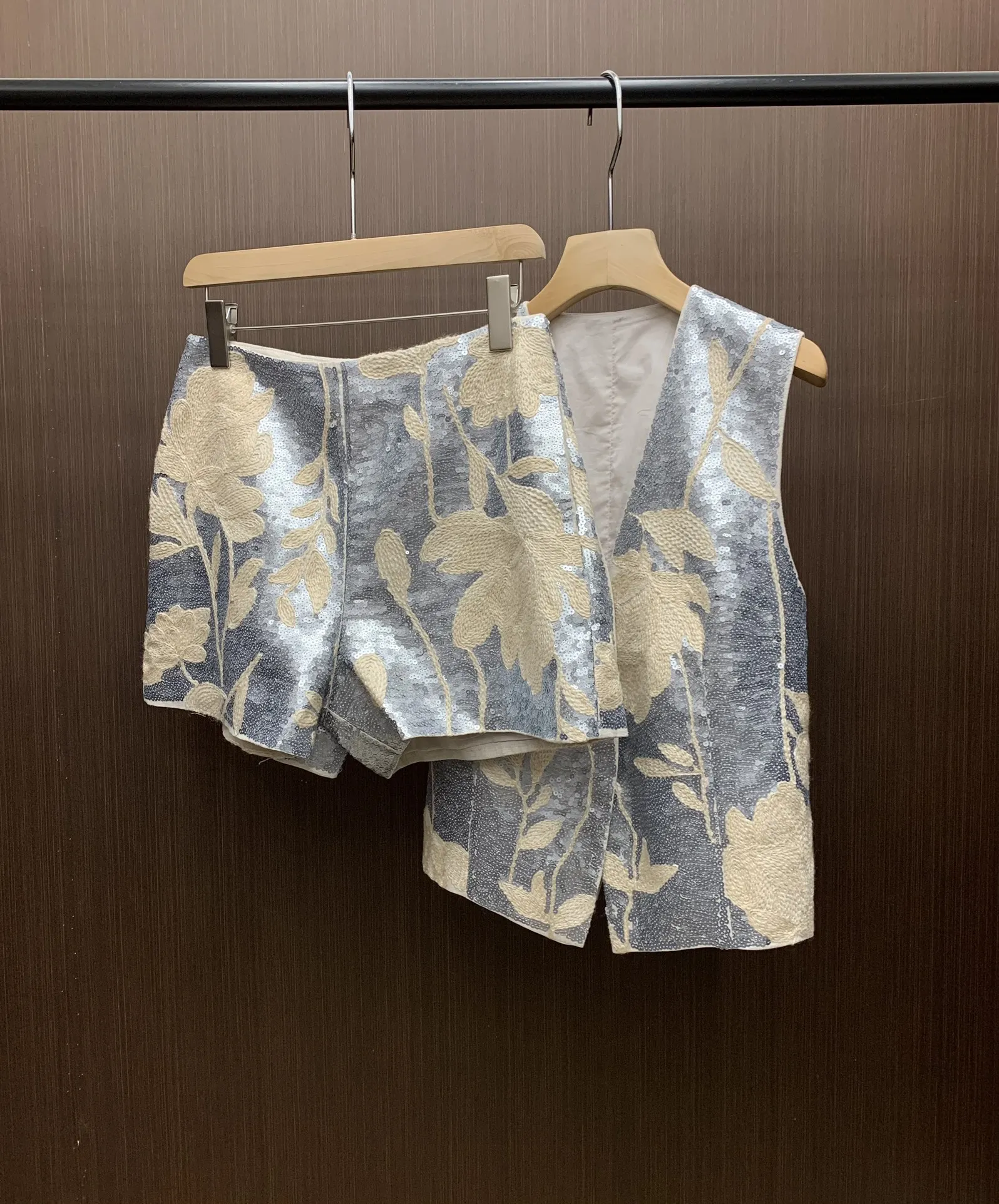 Women's Set 2024 New Spring Summer Embroidery Sequin Patchwork V-neck Slim Casual Sleeveless Vest or High Waist Shorts
Women's Set 2024 New Spring Summer Embroidery Sequin Patchwork V-neck Slim Casual Sleeveless Vest or High Waist Shorts