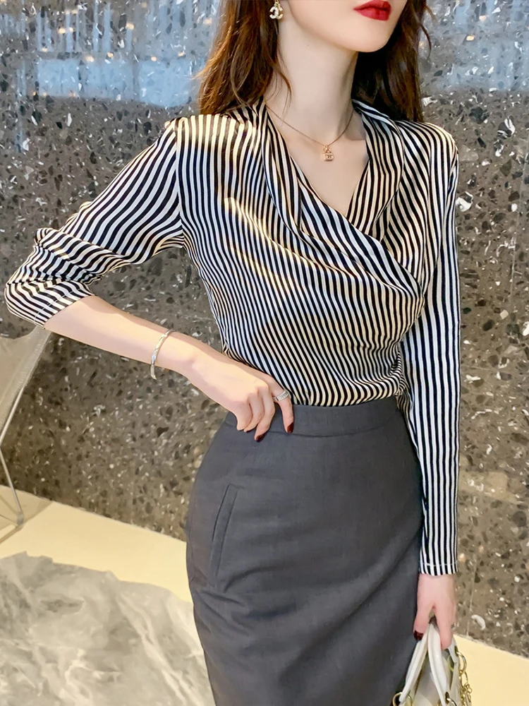 New Arrival Fashion Spring Blouse Women OL Temperament Street Professional V-neck Long Sleeve Stripe Tops Simple Wild Slim Shirt
New Arrival Fashion Spring Blouse Women OL Temperament Street Professional V-neck Long Sleeve Stripe Tops Simple Wild Slim Shirt