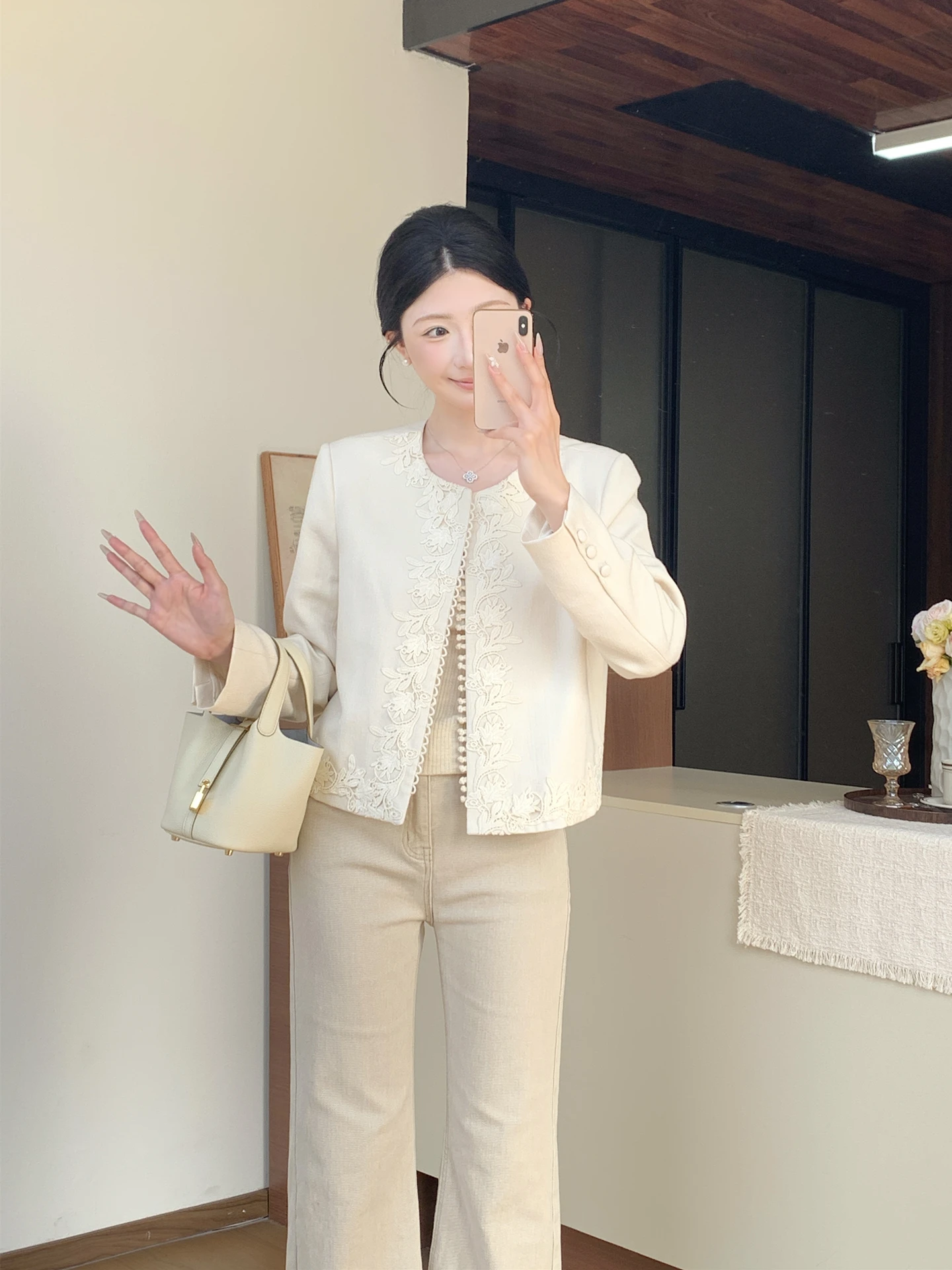 New Chinese Style round Neck Short Embroidered Lace Jacket Women's Korean Version Simple Top Spring 2026 Megua Luxury Fashion
New Chinese Style round Neck Short Embroidered Lace Jacket Women's Korean Version Simple Top Spring 2026 Megua Luxury Fashion