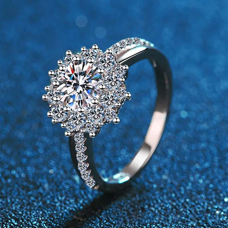 S925 Sterling Silver Moissanite 1 Carat Ring Women Luxury Sunflower Dominating Queen
S925 Sterling Silver Moissanite 1 Carat Ring Women Luxury Sunflower Dominating Queen