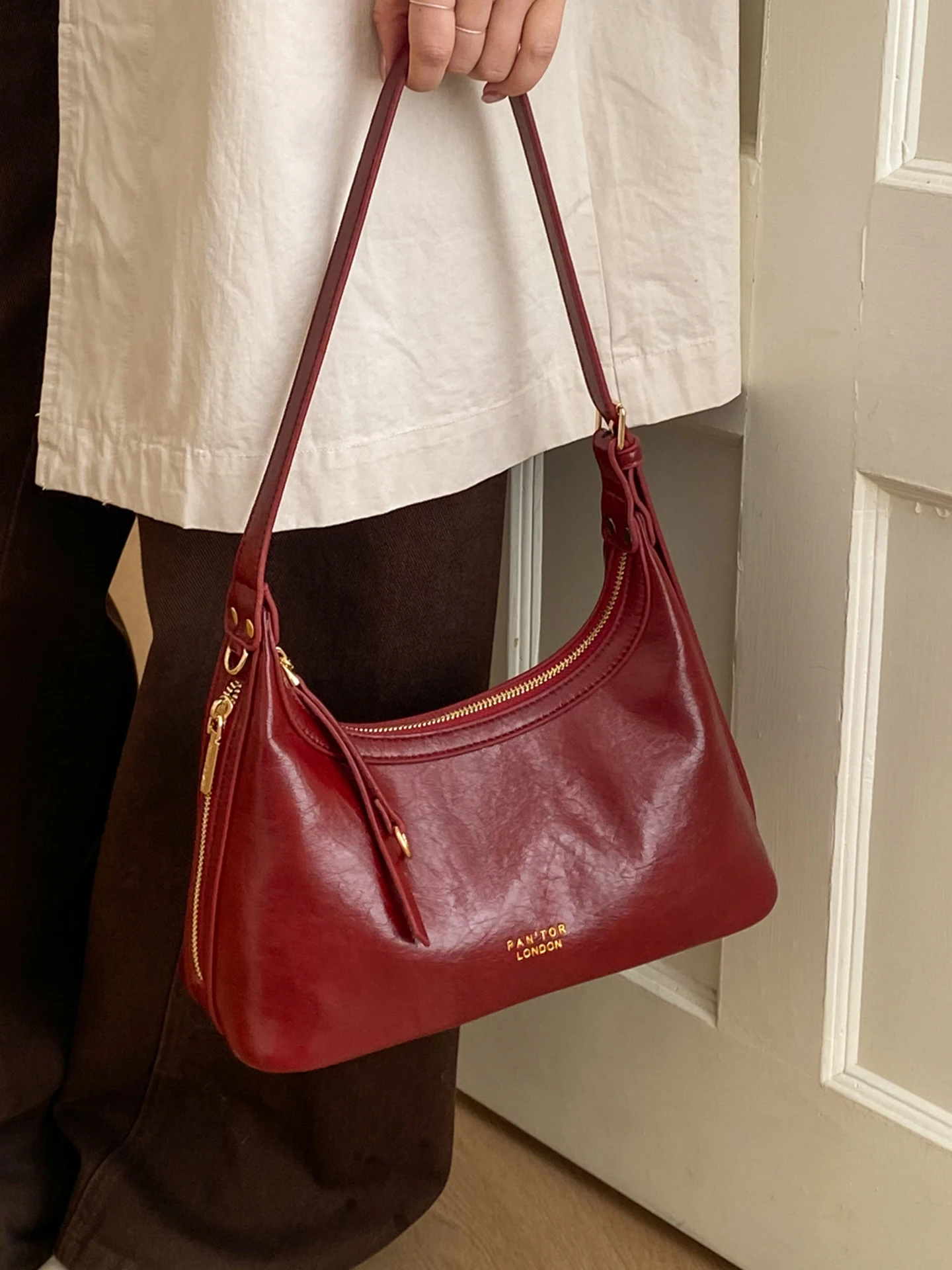 Fashionable Underarm Women's Bag 2026 New Spring Summer Stylish High-End Retro Versatile Single Shoulder Crossbody Commuter Bag
Fashionable Underarm Women's Bag 2026 New Spring Summer Stylish High-End Retro Versatile Single Shoulder Crossbody Commuter Bag