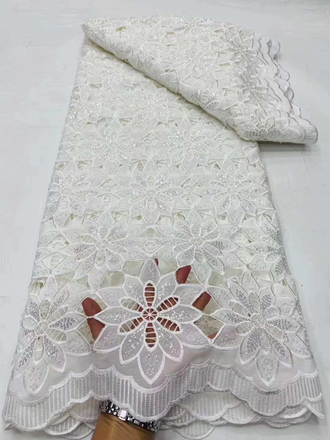 High Quality African Cotton Lace Fabric 2024 Nigerian Swiss Voile Lace Fabric With Stones for Sewing Women Prom Dresses AQ1-21
High Quality African Cotton Lace Fabric 2024 Nigerian Swiss Voile Lace Fabric With Stones for Sewing Women Prom Dresses AQ1-21