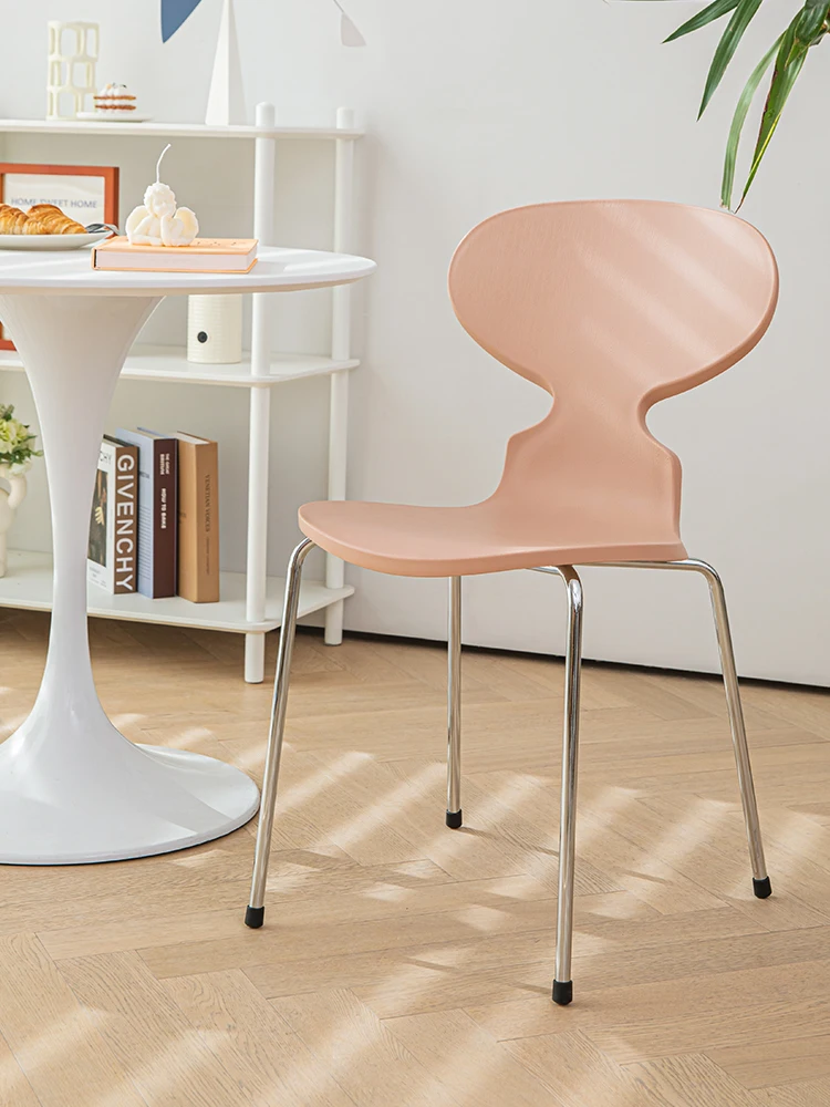 Ant chair Nordic padded plastic armchair designer household luxury and simplicity.
Ant chair Nordic padded plastic armchair designer household luxury and simplicity.