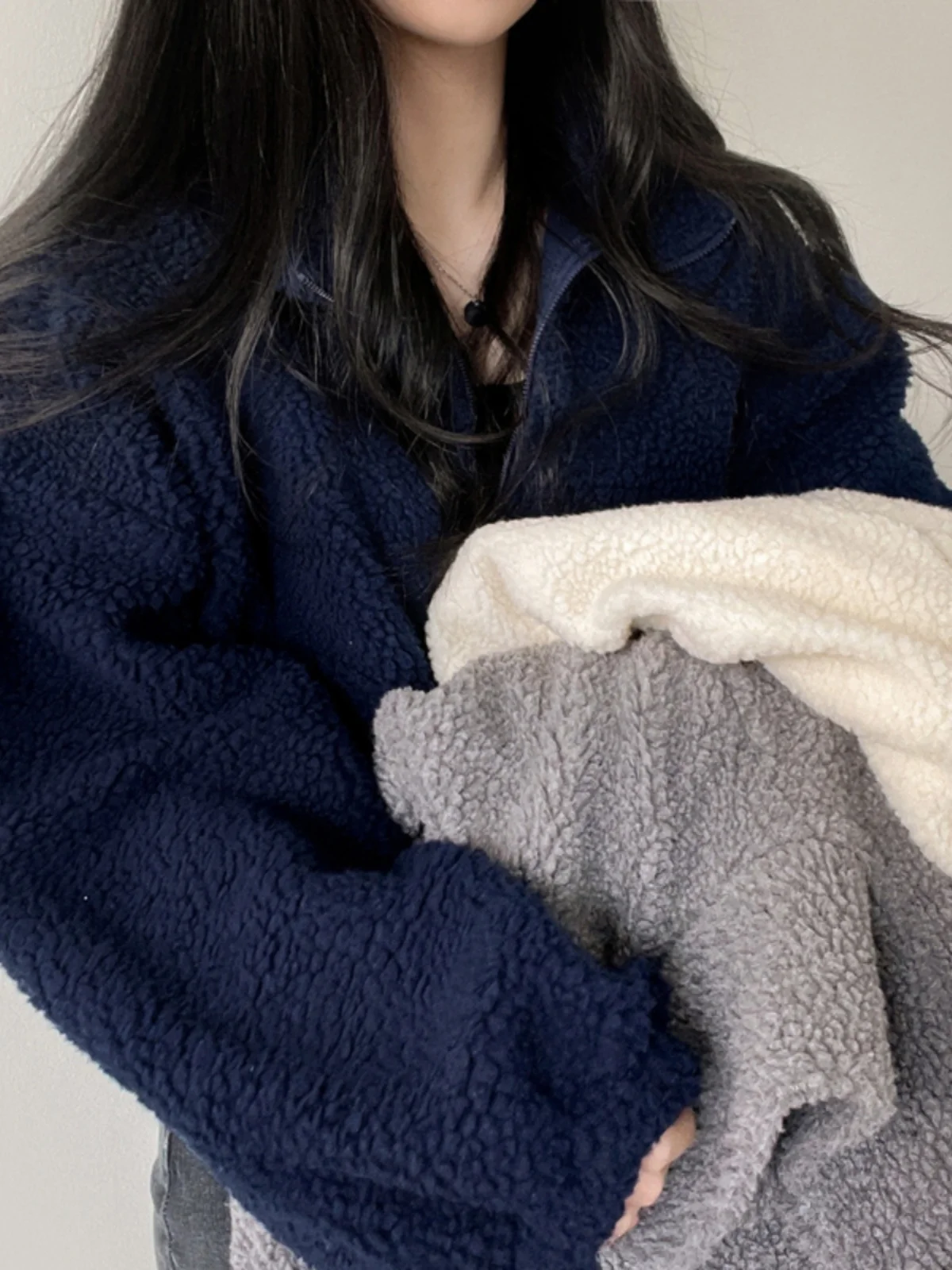 Korean Chic Zipper Cardigan Short Thickened Plush Stand Collar Women's Autumn Winter Lazy Style Sweatshirt Slim Fit Jacket
Korean Chic Zipper Cardigan Short Thickened Plush Stand Collar Women's Autumn Winter Lazy Style Sweatshirt Slim Fit Jacket