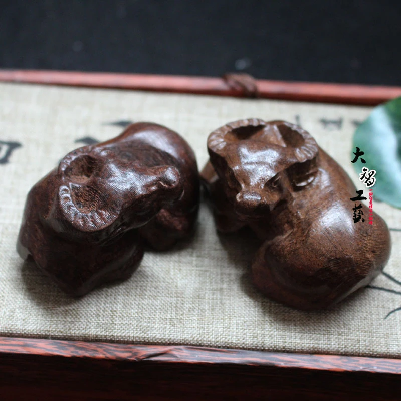 Vietnamese , zodiac sign Ox, agarwood ornament, black leather craft handpiece
Vietnamese , zodiac sign Ox, agarwood ornament, black leather craft handpiece