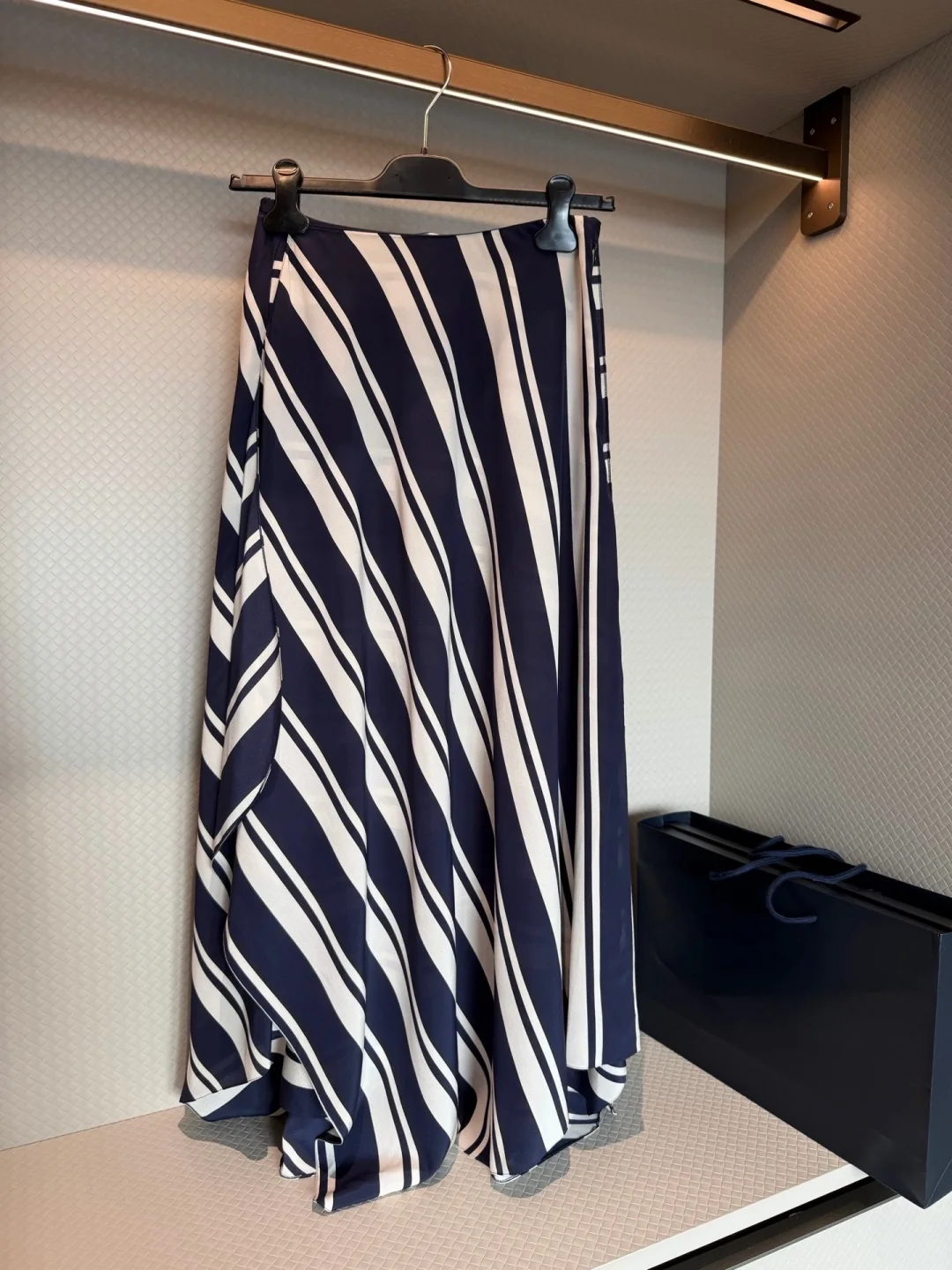2026 Summer Real Silk Midi Skirt Blue White Diagonal Stripe Irregular Hem Flowy Elegant Satin Ladies Work Vacation
2026 Summer Real Silk Midi Skirt Blue White Diagonal Stripe Irregular Hem Flowy Elegant Satin Ladies Work Vacation