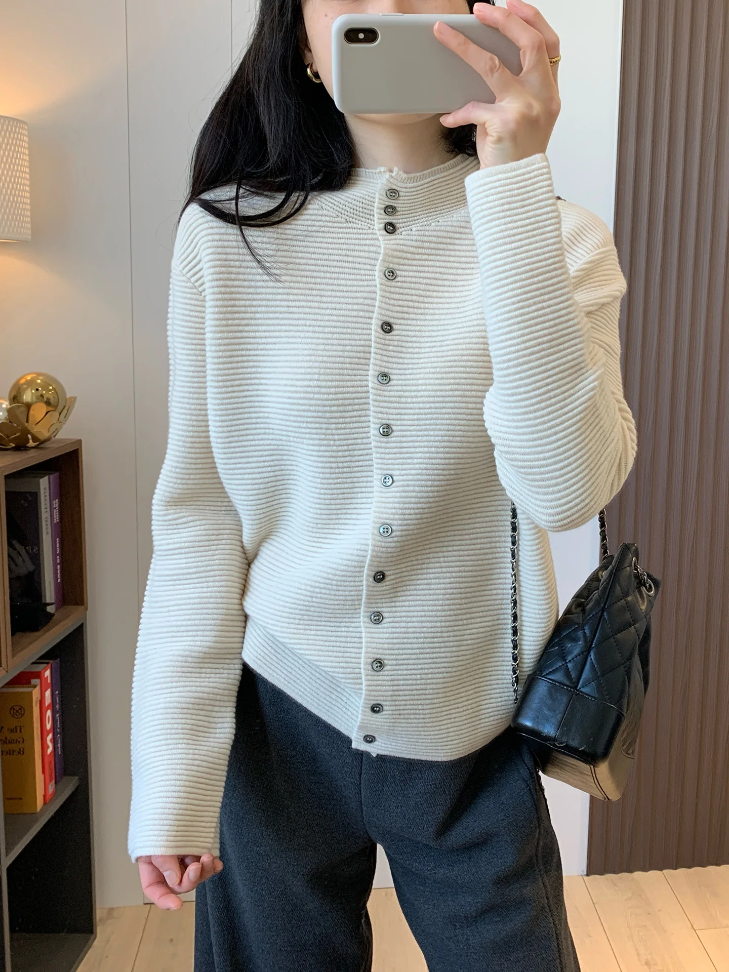 Высококачественный шерстяной вязаный свитер с длинными рукавами, воротником-стойкой и пуговицами, теплый, для повседневной носки, женский, модный
Высококачественный шерстяной вязаный свитер с длинными рукавами, воротником-стойкой и пуговицами, теплый, для повседневной носки, женский, модный