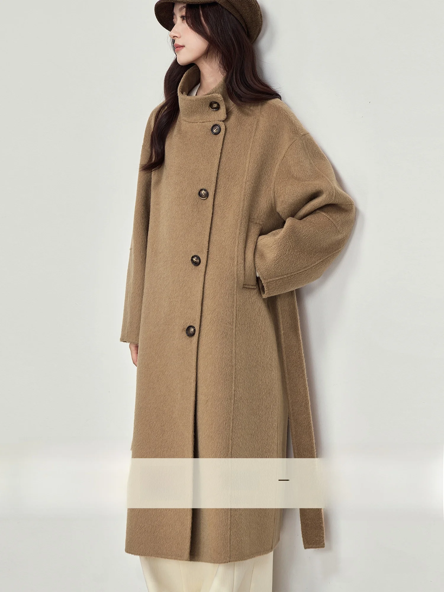 Подчеркните свой стиль с помощью утепленного длинного шерстяного пальто для женщин: коричневое зимнее пальто с воротником-стойкой.
Подчеркните свой стиль с помощью утепленного длинного шерстяного пальто для женщин: коричневое зимнее пальто с воротником-стойкой.