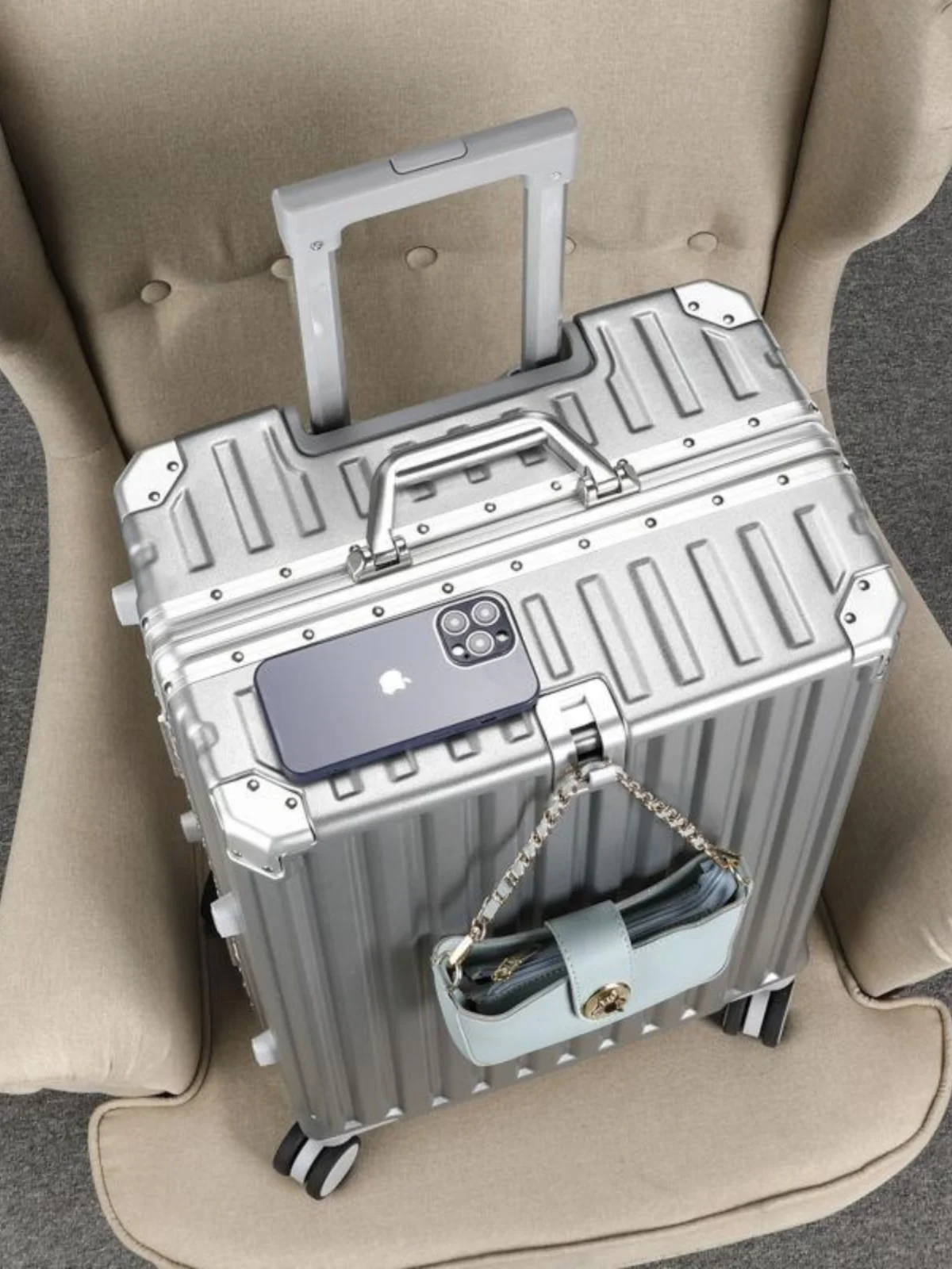 New Multi-Functional Large Capaci Travel Suitcase Lage Aluminum Frame Password Box for Men And Women Students Rollers
New Multi-Functional Large Capaci Travel Suitcase Lage Aluminum Frame Password Box for Men And Women Students Rollers