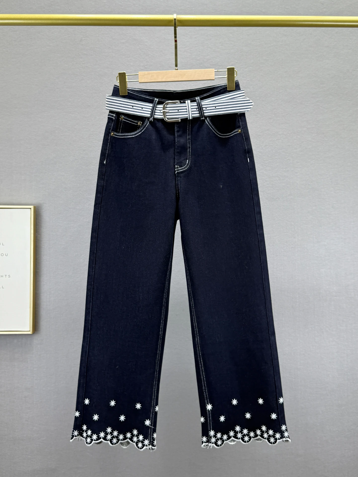 Женские джинсы с вышивкой в стиле ретро, с высокой талией, эластичные, прямого кроя, свободные, утягивающие, укороченные, модные, из хлопкового денима
Женские джинсы с вышивкой в стиле ретро, с высокой талией, эластичные, прямого кроя, свободные, утягивающие, укороченные, модные, из хлопкового денима