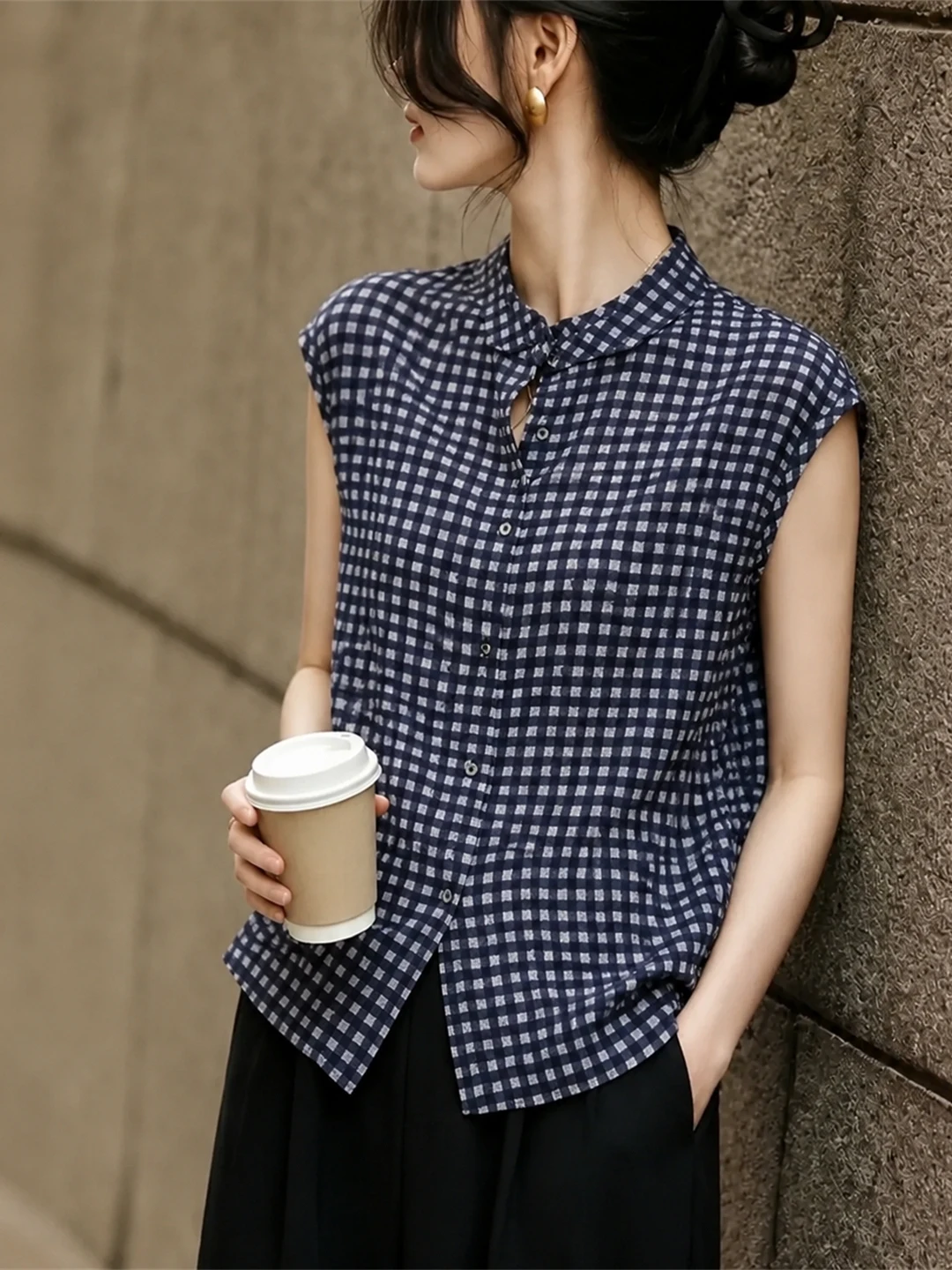 Retro Plaid Sleeveless Shirt Women's Style Single Button Commute Korean Version Slimming Top Silk Material Straight Cut
Retro Plaid Sleeveless Shirt Women's Style Single Button Commute Korean Version Slimming Top Silk Material Straight Cut
