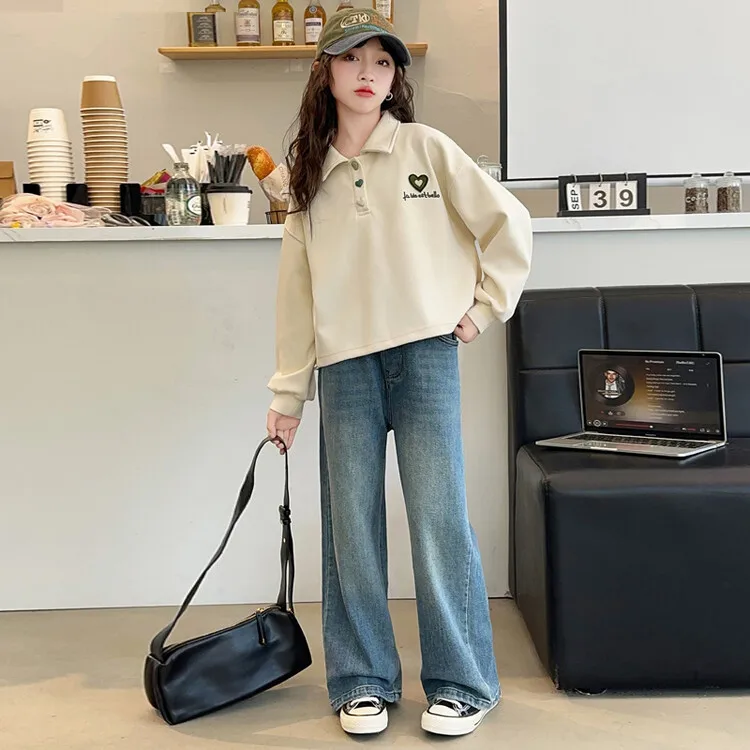 Kids Girls Two-piece Sets Autumn Turn Down Collar Heart Embroidery Sweatshirt+Straight-leg Denim Pant Children Girls Outfit
Kids Girls Two-piece Sets Autumn Turn Down Collar Heart Embroidery Sweatshirt+Straight-leg Denim Pant Children Girls Outfit