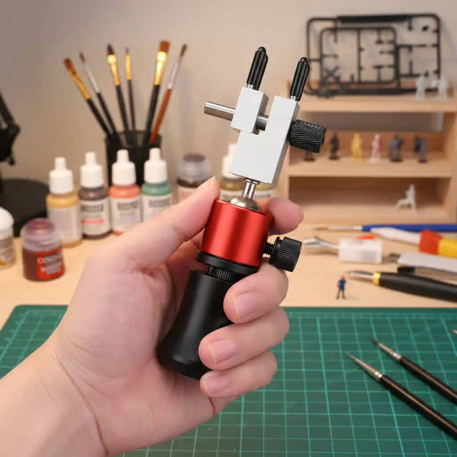Handheld Universal Vise High Exact 360 Degree Rotating Hobby Clamp Miniature Painting Vise Ergonomic Grip for Detailing Work
Handheld Universal Vise High Exact 360 Degree Rotating Hobby Clamp Miniature Painting Vise Ergonomic Grip for Detailing Work