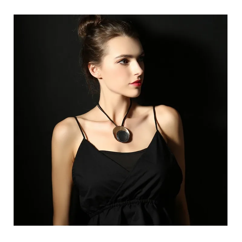 Short Necklace Hot-selling Fashion Personality Contrasting Color Short Geometric Round Alloy Women's Pendant Versatile
Short Necklace Hot-selling Fashion Personality Contrasting Color Short Geometric Round Alloy Women's Pendant Versatile