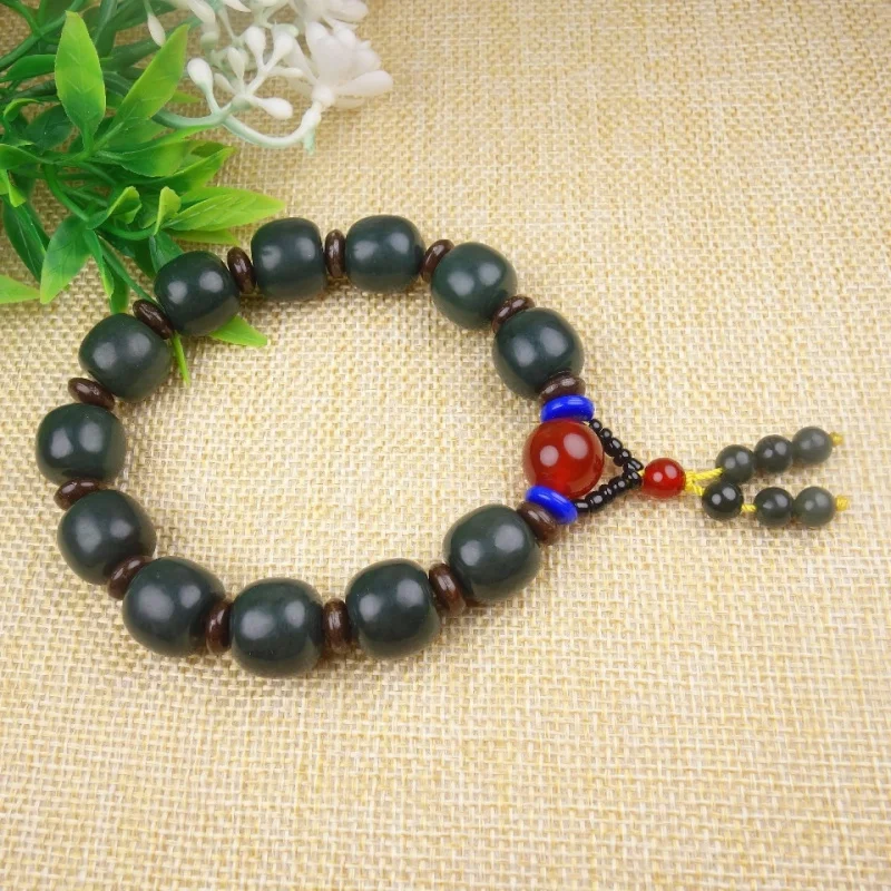 Natural green vintage-style bracelet with red agate spacers
Natural green vintage-style bracelet with red agate spacers