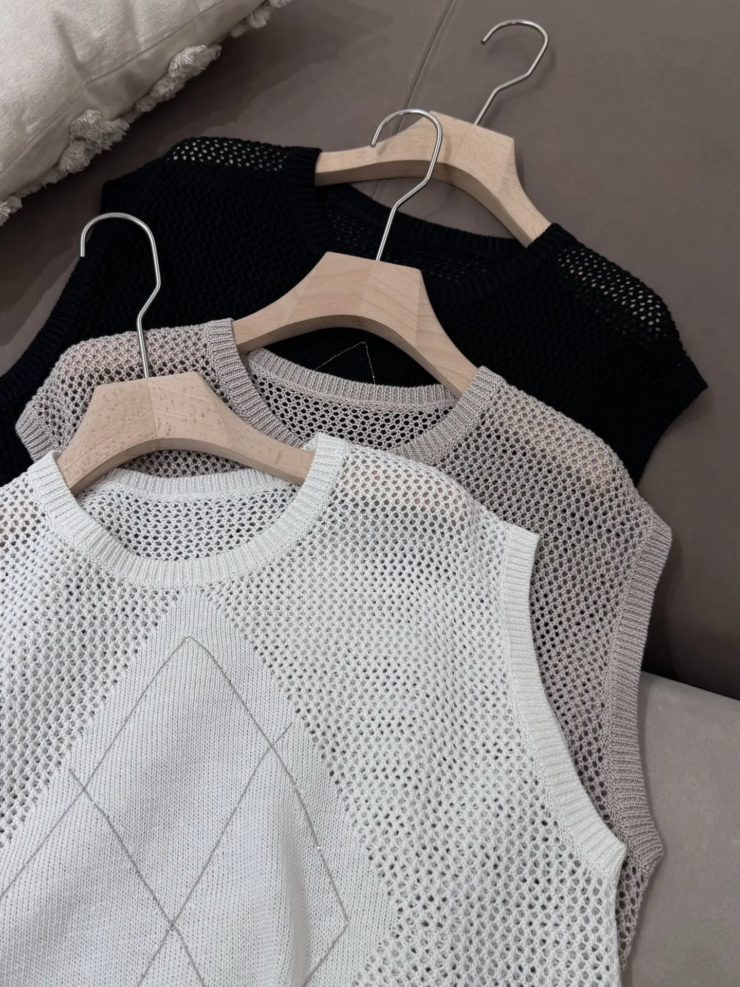 Beaded Hollow Out Women Linen Knitted Vest Round Neck Sleeveless Solid Color Casual Female Tank Tops
Beaded Hollow Out Women Linen Knitted Vest Round Neck Sleeveless Solid Color Casual Female Tank Tops