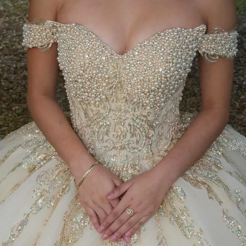 Shiny Quinceanera Dresses Ball Gown Off The Shoulder Applique Lace Pearl Beading Tull Party Birthday 16 Dress Vestidos
Shiny Quinceanera Dresses Ball Gown Off The Shoulder Applique Lace Pearl Beading Tull Party Birthday 16 Dress Vestidos