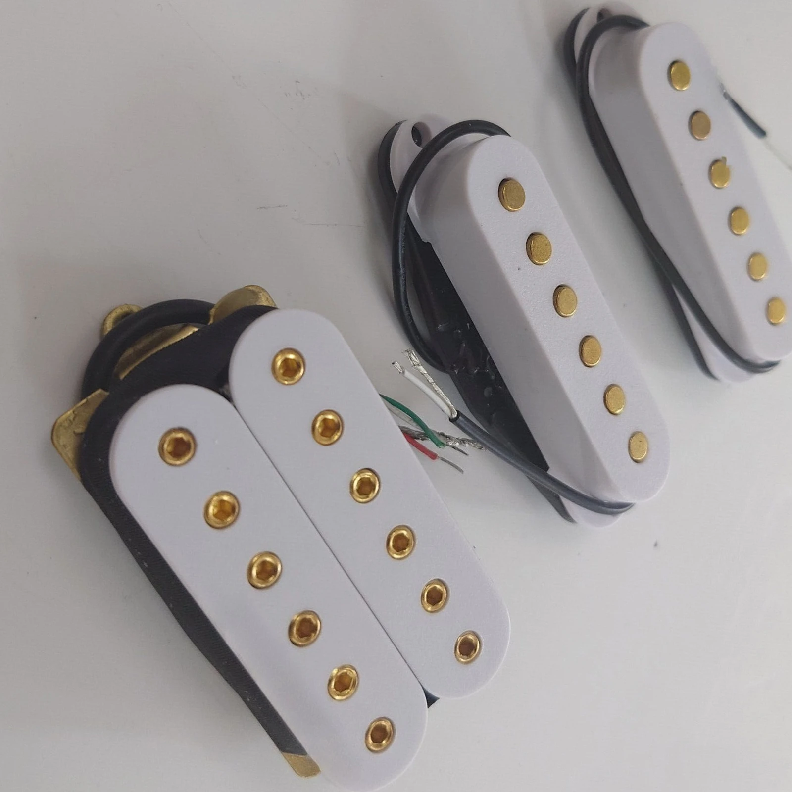 Комплект белых звукоснимателей хамбакер — набор звукоснимателей SSS/SSH/HSH/HH для электрогитары
Комплект белых звукоснимателей хамбакер — набор звукоснимателей SSS/SSH/HSH/HH для электрогитары