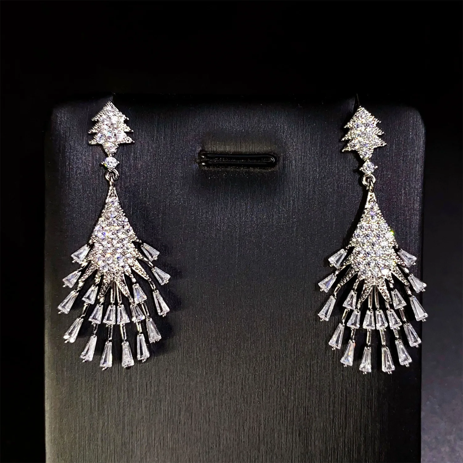 Delicate slimming bright jewellery Christmas tree tassel shaped earrings for women daily prom travel holiday party gift E263
Delicate slimming bright jewellery Christmas tree tassel shaped earrings for women daily prom travel holiday party gift E263