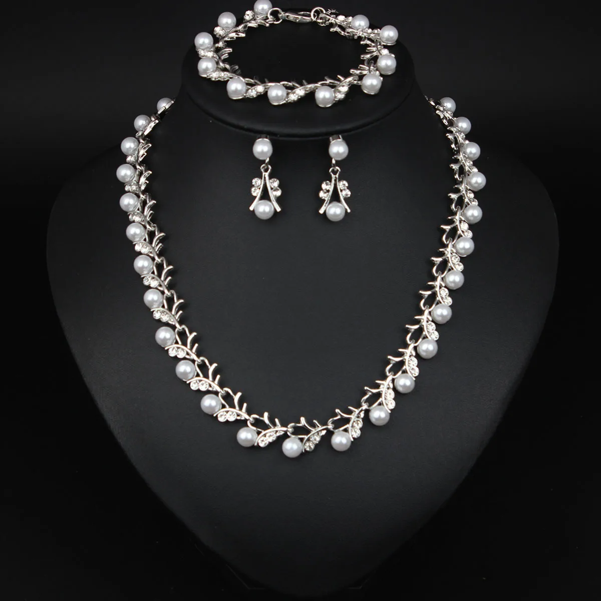 DIY accessories Japan and Korea simple fashion European and American style pearl necklace earrings three-piece set female bride
DIY accessories Japan and Korea simple fashion European and American style pearl necklace earrings three-piece set female bride
