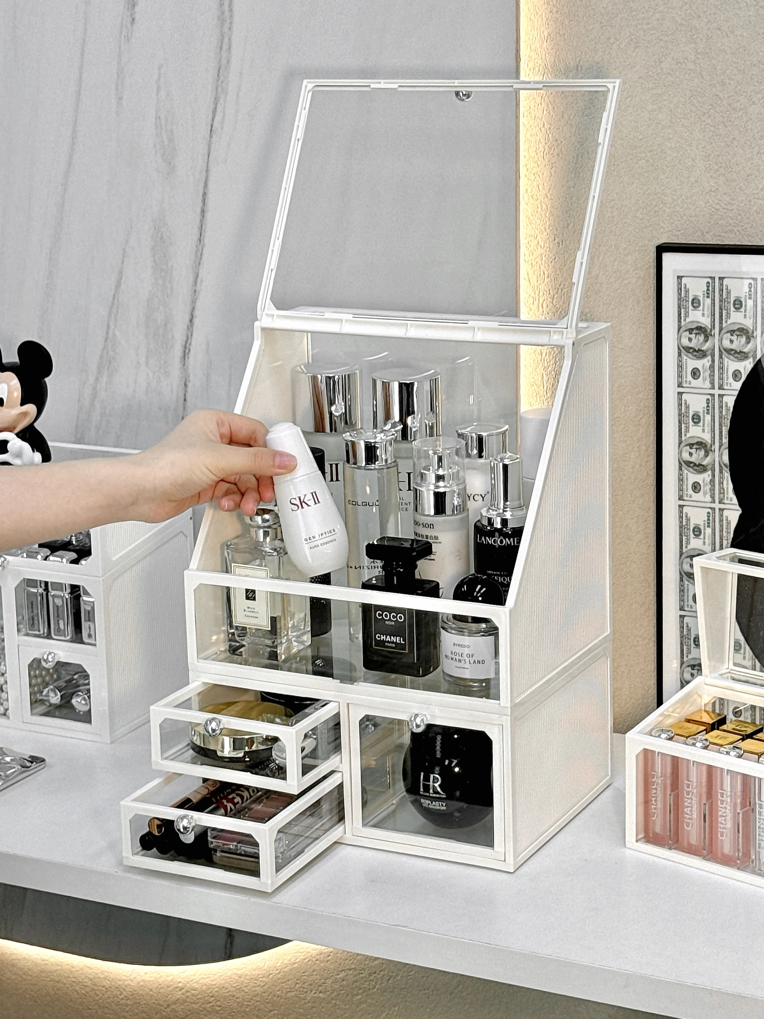 Transparent Der pe Cosmetic Storage Box Desktop Large Capaci eup Desk Skincare Product Dustproof Organizer Ra
Transparent Der pe Cosmetic Storage Box Desktop Large Capaci eup Desk Skincare Product Dustproof Organizer Ra