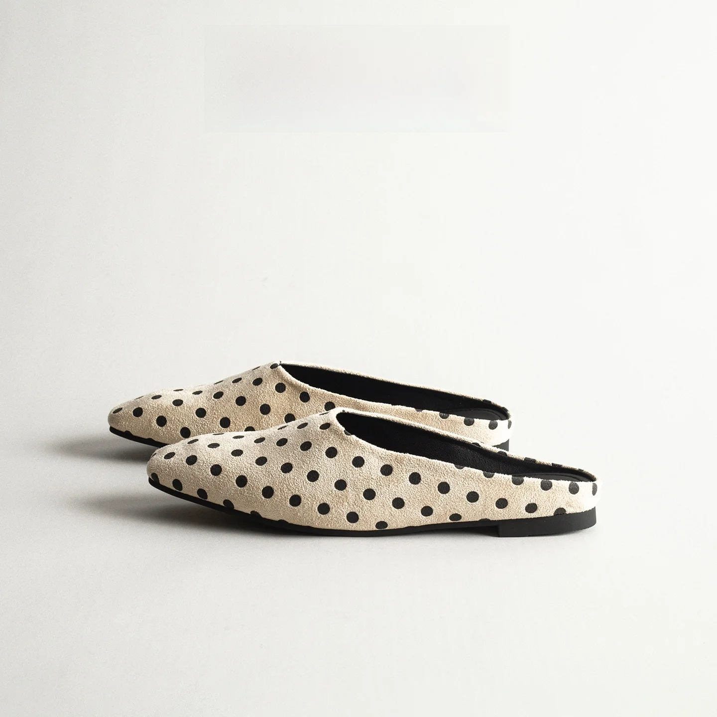 Genuine Leather Polka Dot Head Cover Slippers Women Summer Outdoor Wear Flat Bottom Mules Slip-On Sandals High Anti-Slip Rubber
Genuine Leather Polka Dot Head Cover Slippers Women Summer Outdoor Wear Flat Bottom Mules Slip-On Sandals High Anti-Slip Rubber