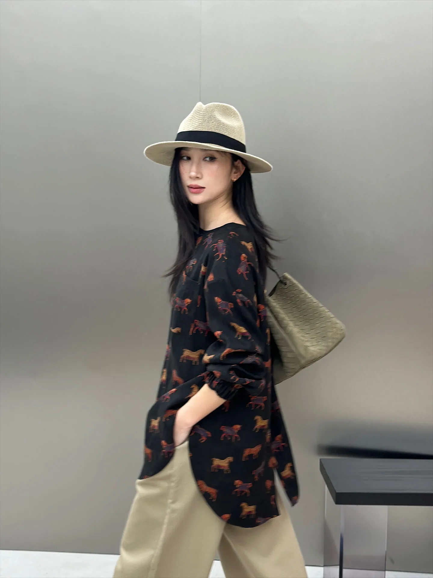 Bodhl Silk irt Old Material Xiangyun Silk Medium Length Coat Ba Button Design Artistic Sle round Ne Long Sve Wo...
Bodhl Silk irt Old Material Xiangyun Silk Medium Length Coat Ba Button Design Artistic Sle round Ne Long Sve Wo...