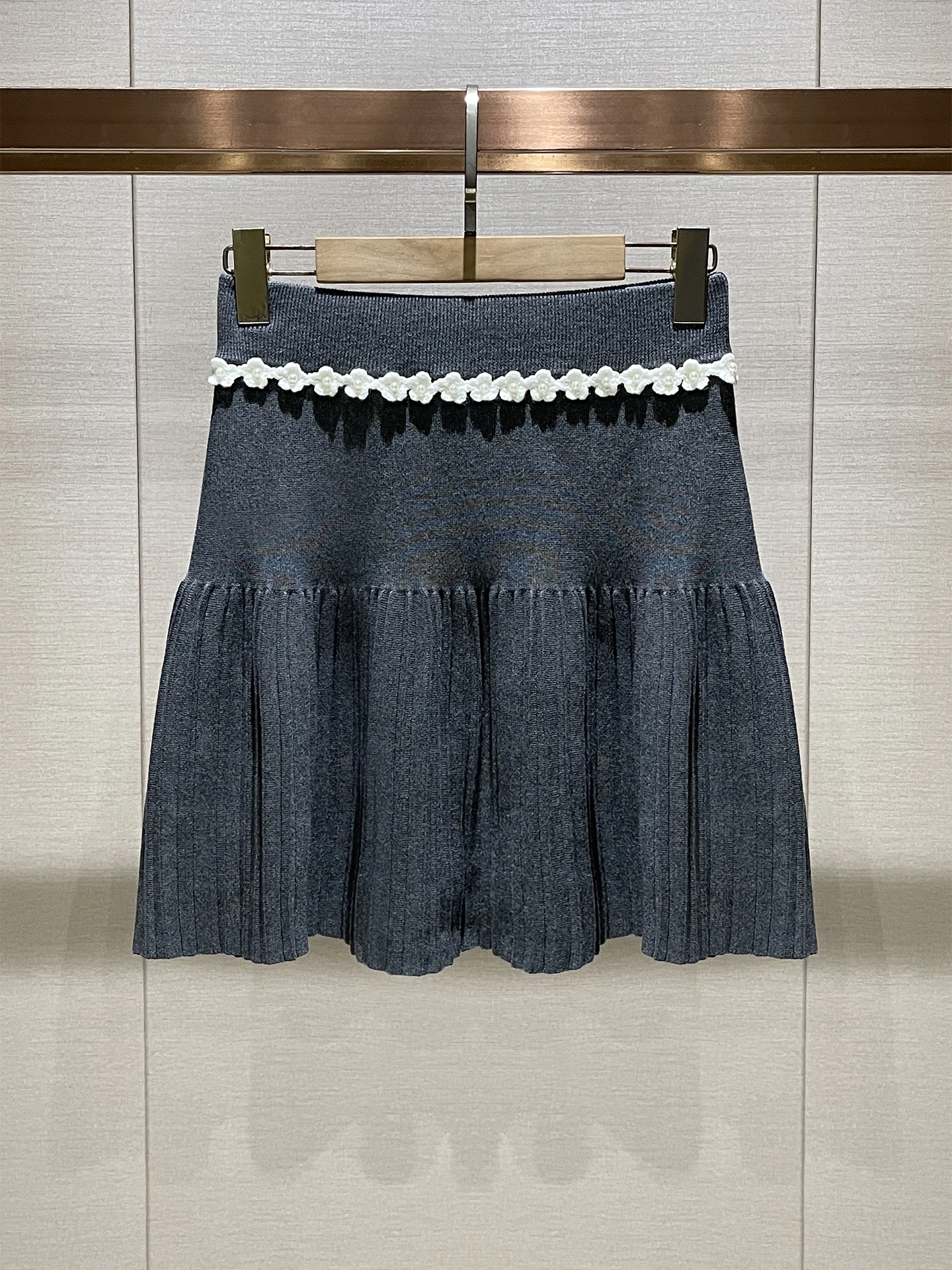 Вязаная юбка А-силуэта с высокой талией и эластичным поясом для женщин, с цветочным декором, стройнящая, для повседневной носки
Вязаная юбка А-силуэта с высокой талией и эластичным поясом для женщин, с цветочным декором, стройнящая, для повседневной носки