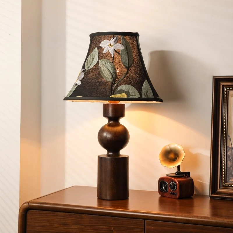 French Retro Wood Table Lamps LED Embroidery Fabric Lampshade Personality Bedroom Office Restaurant Living Room Study Desk Light
French Retro Wood Table Lamps LED Embroidery Fabric Lampshade Personality Bedroom Office Restaurant Living Room Study Desk Light