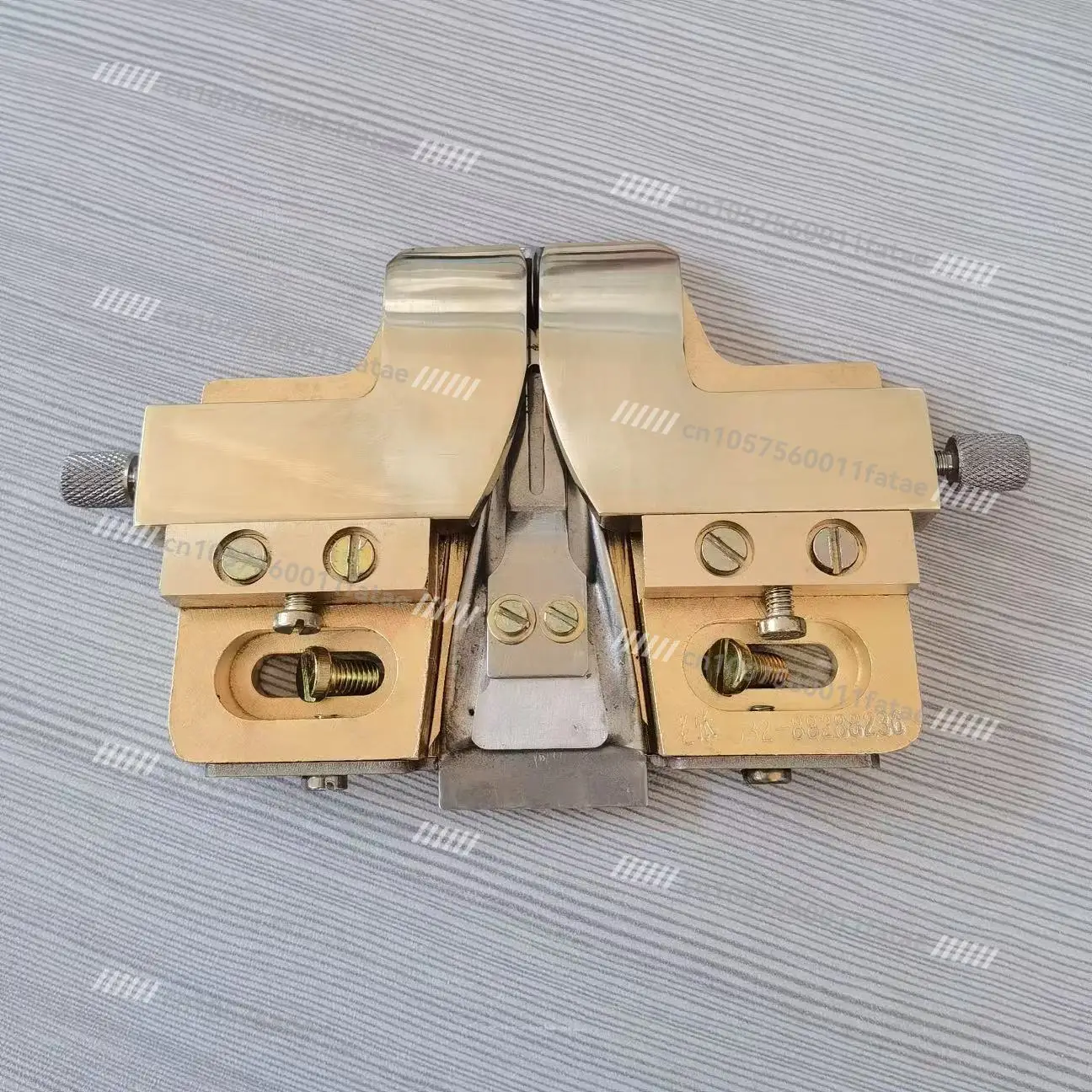 Зажим для шитья двойной иглы (медь)
Зажим для шитья двойной иглы (медь)