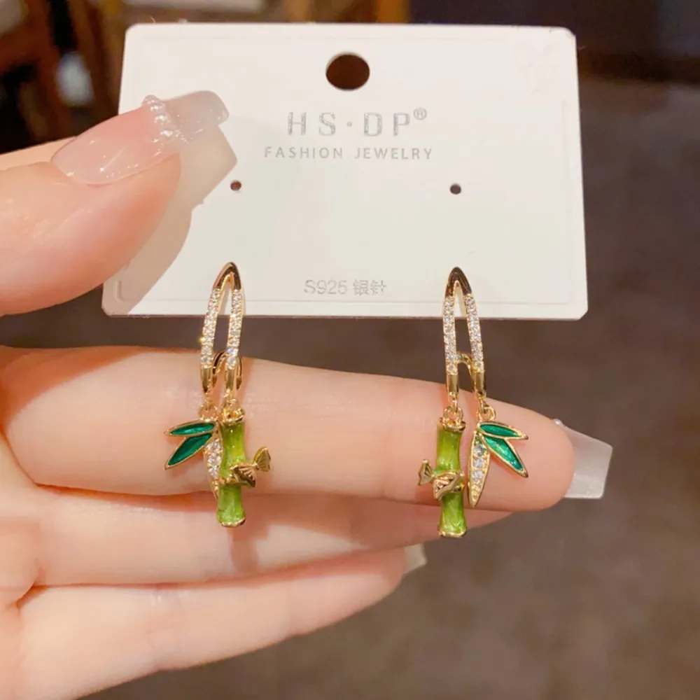 Chinese Zircon Bamboo Earrings Light Luxury Advanced Sense Women Earrings Metal Temperament Stud Earrings Wedding
Chinese Zircon Bamboo Earrings Light Luxury Advanced Sense Women Earrings Metal Temperament Stud Earrings Wedding