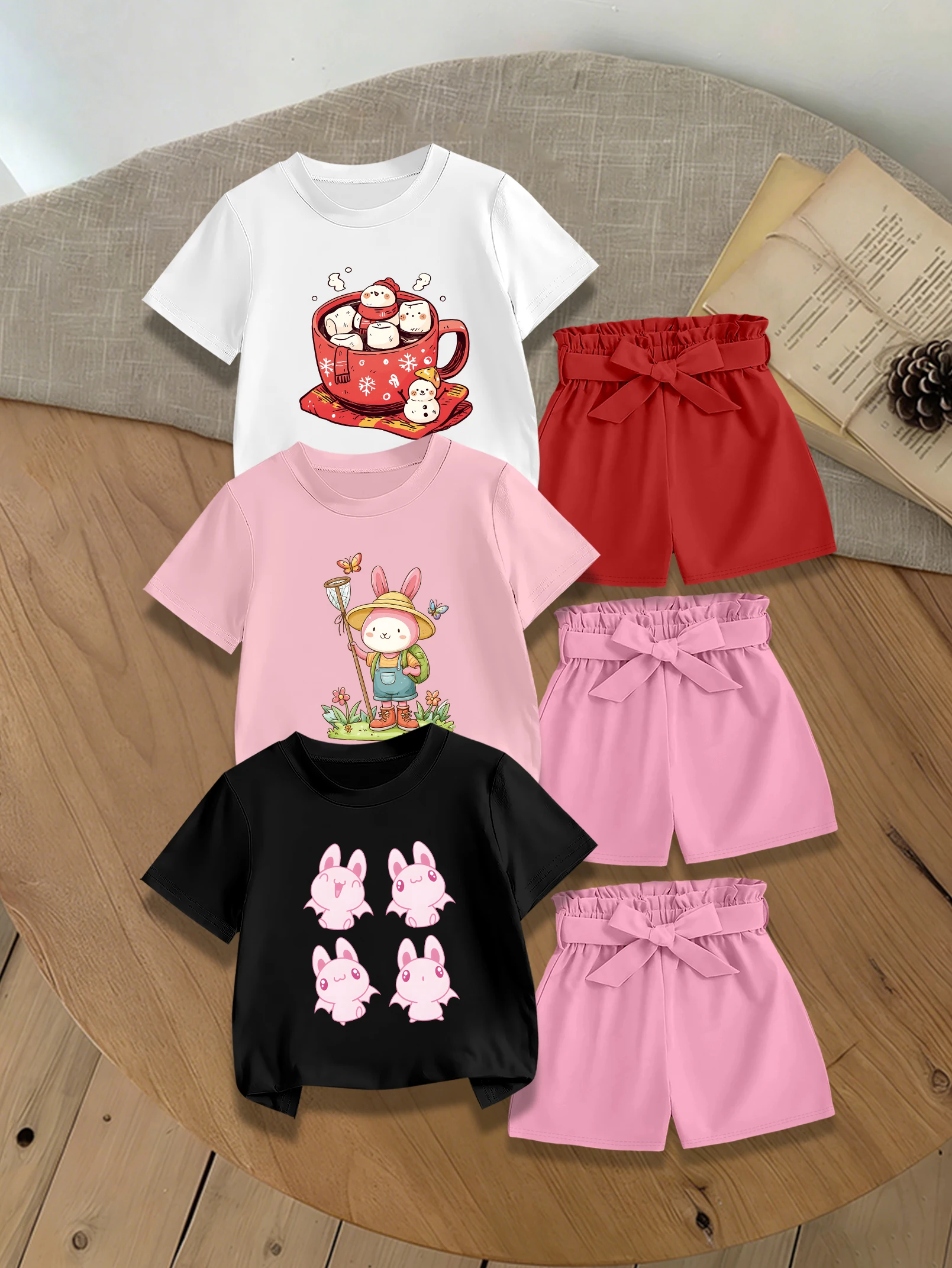 Комплект из 6 предметов: летняя футболка и шорты для девочек с мультяшным принтом кролика и кофе, милый тканый бант.
Комплект из 6 предметов: летняя футболка и шорты для девочек с мультяшным принтом кролика и кофе, милый тканый бант.