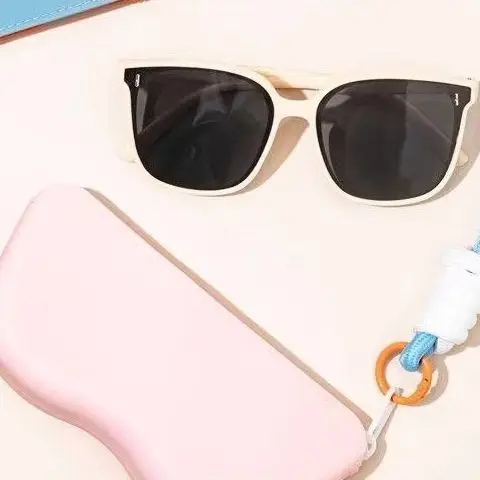 Силиконовая сумка для очков на молнии, защитный чехол для хранения солнцезащитных очков, подвесная сумка, кошельки для монет для женщин и девочек, водонепроницаемая коробка для очков
Силиконовая сумка для очков на молнии, защитный чехол для хранения солнцезащитных очков, подвесная сумка, кошельки для монет для женщин и девочек, водонепроницаемая коробка для очков